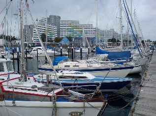 Unterwegs auf dem Ostseek&uuml;sten-Radweg: Im Hafen von Damp
