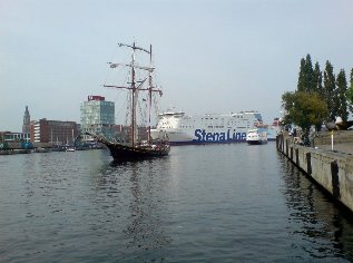 Unterwegs auf dem Ostseek&uuml;sten-Radweg: Im Hafen von Kiel