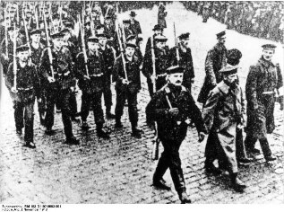 Matrosenaufmarsch in Kiel im November 1918, Ostseek&uuml;sten-Radweg