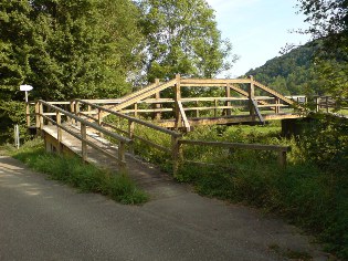 Unterwegs auf dem Radweg Liebliches Taubertal: Br&uuml;cke bei Steinbach